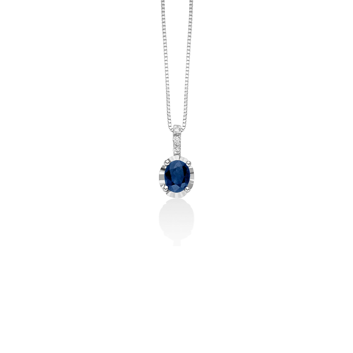 Collana Miluna in oro bianco 18 kt con zaffiro blu naturale da 0,43 ct e tre diamanti naturali.
