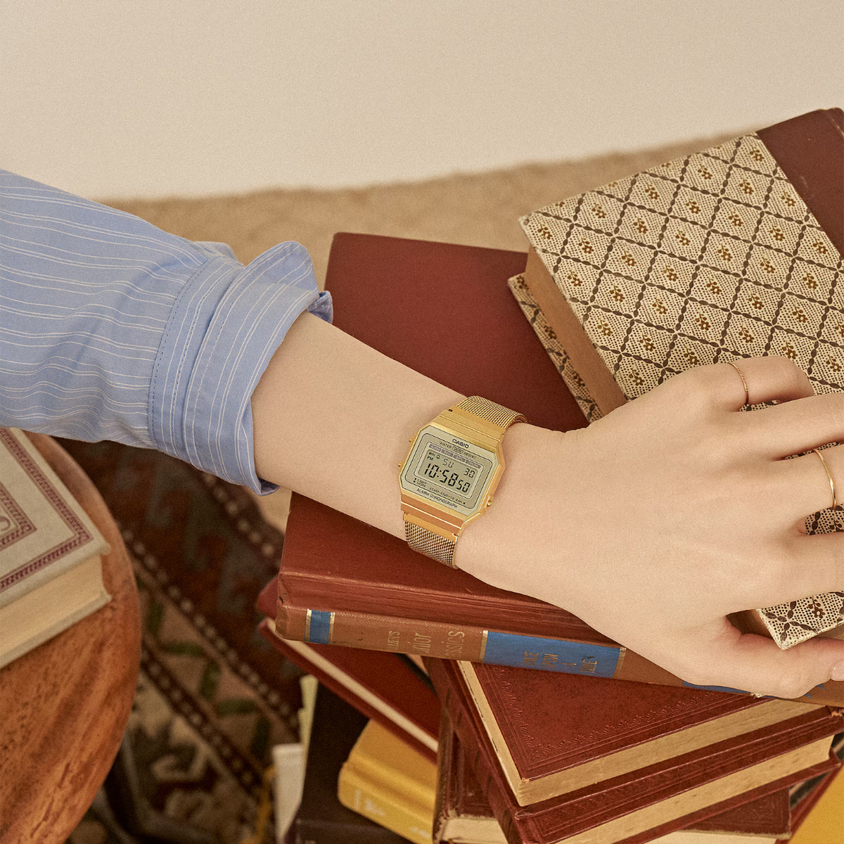 Orologio Daniel Wellington Classic Roman Numerals Date Black Croc Belly Silver. Il Classic Roman Numerals Date Black Croc Belly Silver e' una raffinata evoluzione del nostro orologio Classic. La cassa da 40 mm in acciaio inossidabile 316L lucido color argento incornicia un quadrante bianco opaco con audaci numeri romani, un cerchio interno leggermente impresso e un datario accuratamente posizionato a ore 6. Le sorprendenti lancette blu creano un vivido contrasto che rimane elegante e discreto.