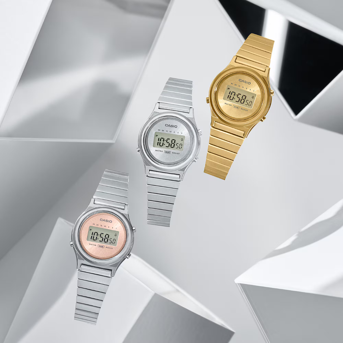 Orologio Daniel Wellington Classic Roman Numerals Date Black Croc Belly Silver. Il Classic Roman Numerals Date Black Croc Belly Silver e' una raffinata evoluzione del nostro orologio Classic. La cassa da 40 mm in acciaio inossidabile 316L lucido color argento incornicia un quadrante bianco opaco con audaci numeri romani, un cerchio interno leggermente impresso e un datario accuratamente posizionato a ore 6. Le sorprendenti lancette blu creano un vivido contrasto che rimane elegante e discreto.