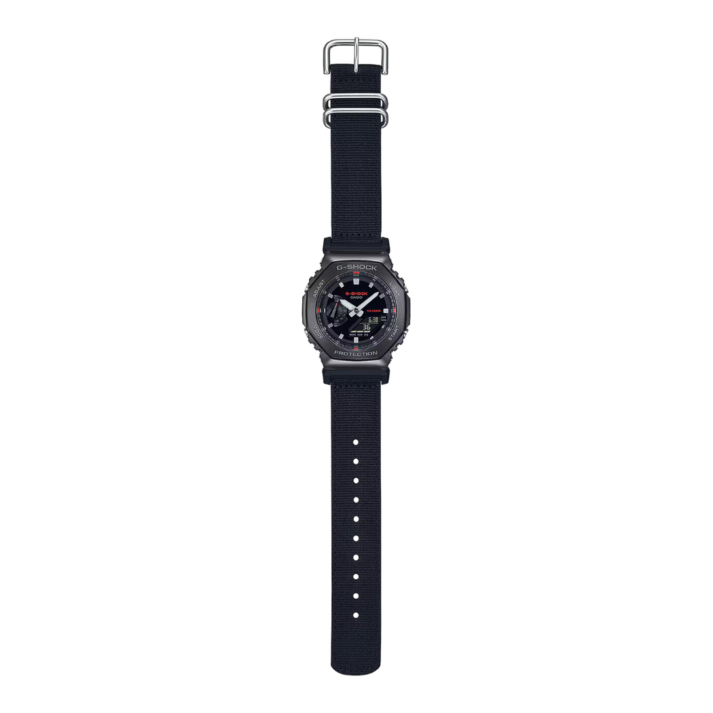 Orologio Daniel Wellington Classic Roman Numerals Date Black Croc Belly Silver. Il Classic Roman Numerals Date Black Croc Belly Silver e' una raffinata evoluzione del nostro orologio Classic. La cassa da 40 mm in acciaio inossidabile 316L lucido color argento incornicia un quadrante bianco opaco con audaci numeri romani, un cerchio interno leggermente impresso e un datario accuratamente posizionato a ore 6. Le sorprendenti lancette blu creano un vivido contrasto che rimane elegante e discreto.