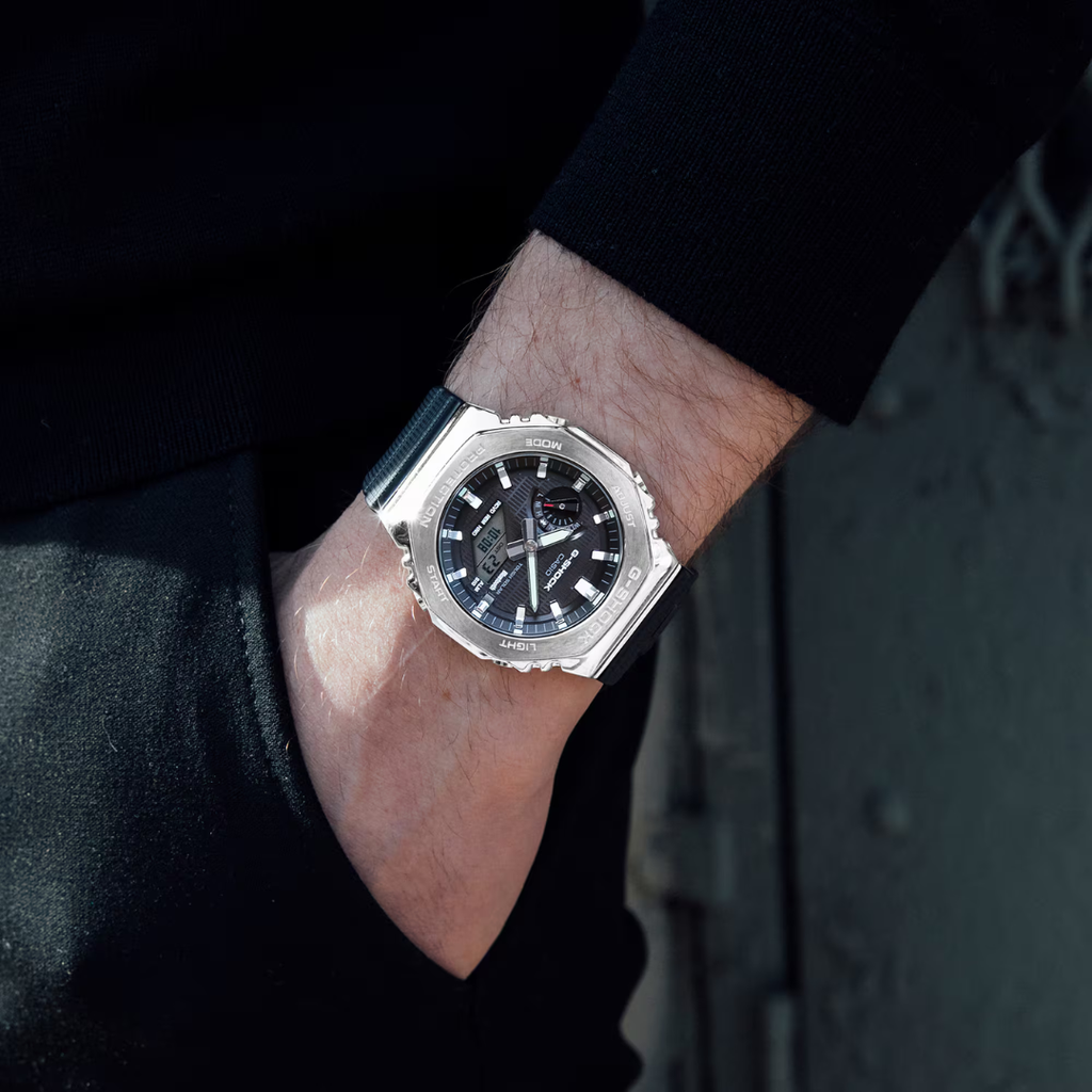 Orologio Daniel Wellington Classic Roman Numerals Date Black Croc Belly Silver. Il Classic Roman Numerals Date Black Croc Belly Silver e' una raffinata evoluzione del nostro orologio Classic. La cassa da 40 mm in acciaio inossidabile 316L lucido color argento incornicia un quadrante bianco opaco con audaci numeri romani, un cerchio interno leggermente impresso e un datario accuratamente posizionato a ore 6. Le sorprendenti lancette blu creano un vivido contrasto che rimane elegante e discreto.