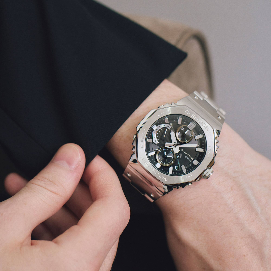 Orologio Daniel Wellington Classic Roman Numerals Date Black Croc Belly Silver. Il Classic Roman Numerals Date Black Croc Belly Silver e' una raffinata evoluzione del nostro orologio Classic. La cassa da 40 mm in acciaio inossidabile 316L lucido color argento incornicia un quadrante bianco opaco con audaci numeri romani, un cerchio interno leggermente impresso e un datario accuratamente posizionato a ore 6. Le sorprendenti lancette blu creano un vivido contrasto che rimane elegante e discreto.
