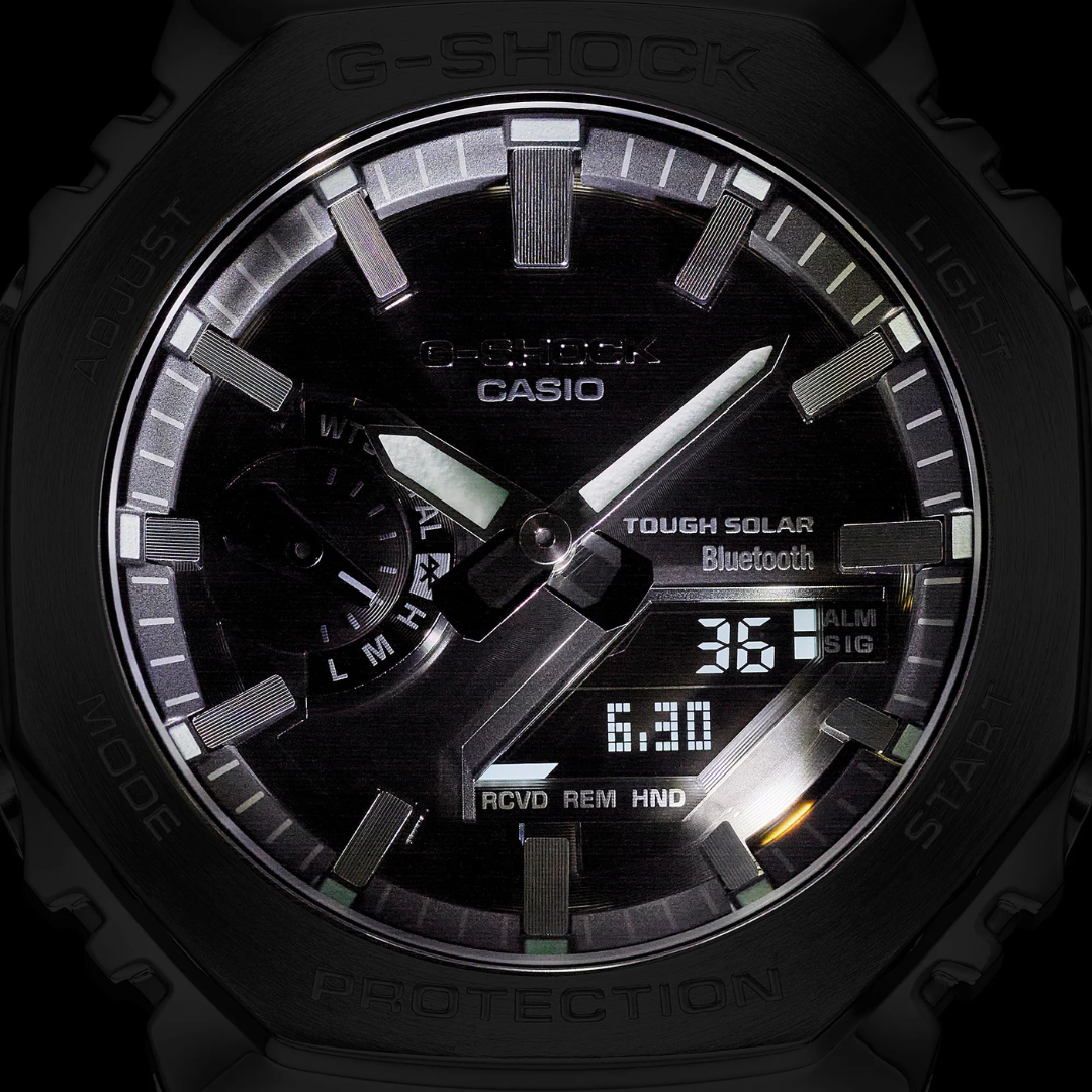 Orologio Daniel Wellington Classic Roman Numerals Date Black Croc Belly Silver. Il Classic Roman Numerals Date Black Croc Belly Silver e' una raffinata evoluzione del nostro orologio Classic. La cassa da 40 mm in acciaio inossidabile 316L lucido color argento incornicia un quadrante bianco opaco con audaci numeri romani, un cerchio interno leggermente impresso e un datario accuratamente posizionato a ore 6. Le sorprendenti lancette blu creano un vivido contrasto che rimane elegante e discreto.