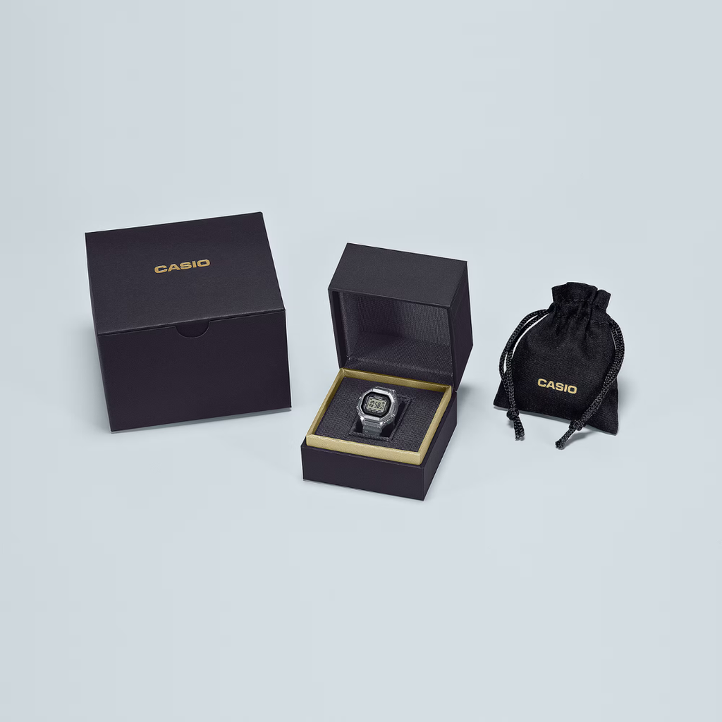 Orologio Daniel Wellington Classic Roman Numerals Date Black Croc Belly Silver. Il Classic Roman Numerals Date Black Croc Belly Silver e' una raffinata evoluzione del nostro orologio Classic. La cassa da 40 mm in acciaio inossidabile 316L lucido color argento incornicia un quadrante bianco opaco con audaci numeri romani, un cerchio interno leggermente impresso e un datario accuratamente posizionato a ore 6. Le sorprendenti lancette blu creano un vivido contrasto che rimane elegante e discreto.