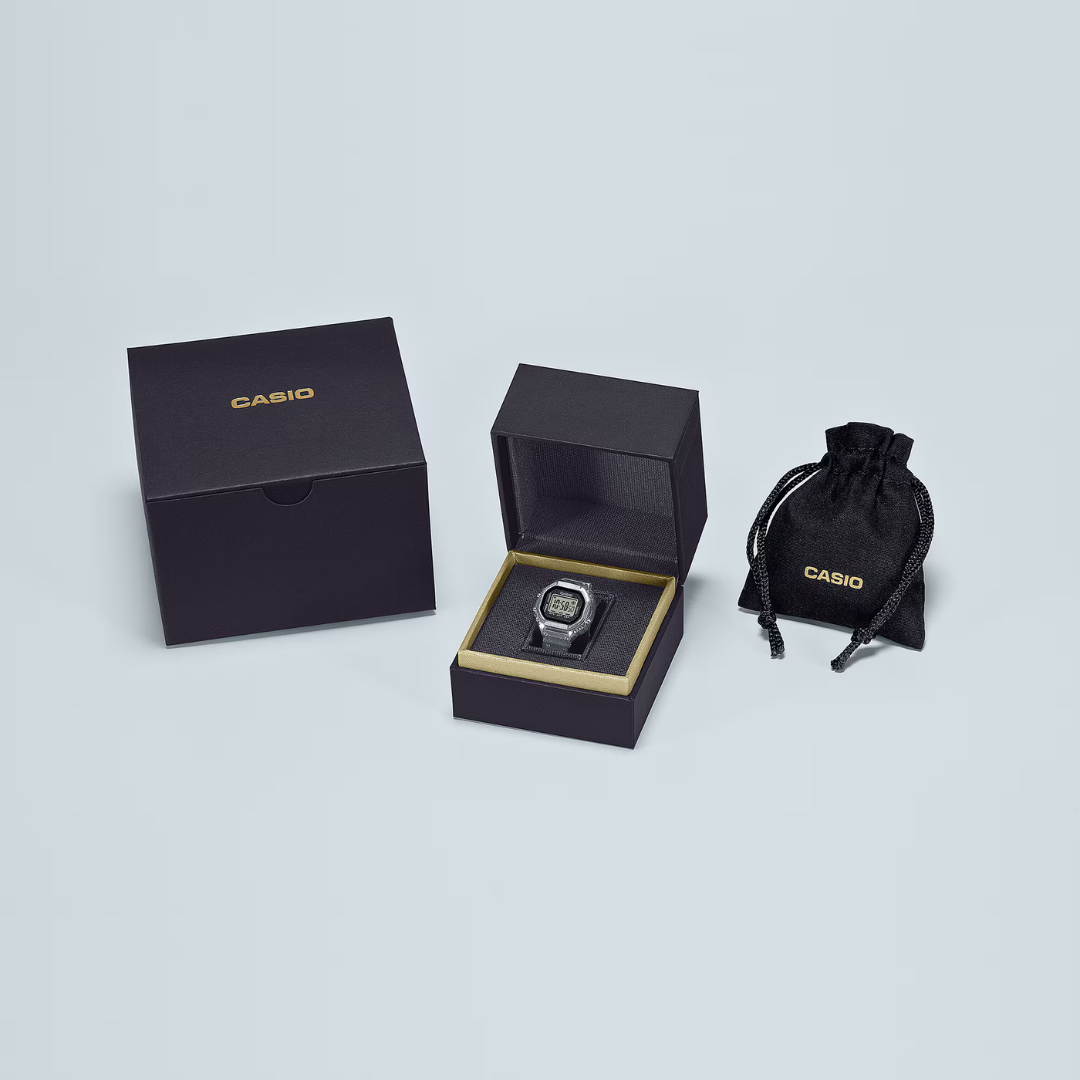 Orologio Daniel Wellington Classic Roman Numerals Date Black Croc Belly Silver. Il Classic Roman Numerals Date Black Croc Belly Silver e' una raffinata evoluzione del nostro orologio Classic. La cassa da 40 mm in acciaio inossidabile 316L lucido color argento incornicia un quadrante bianco opaco con audaci numeri romani, un cerchio interno leggermente impresso e un datario accuratamente posizionato a ore 6. Le sorprendenti lancette blu creano un vivido contrasto che rimane elegante e discreto.