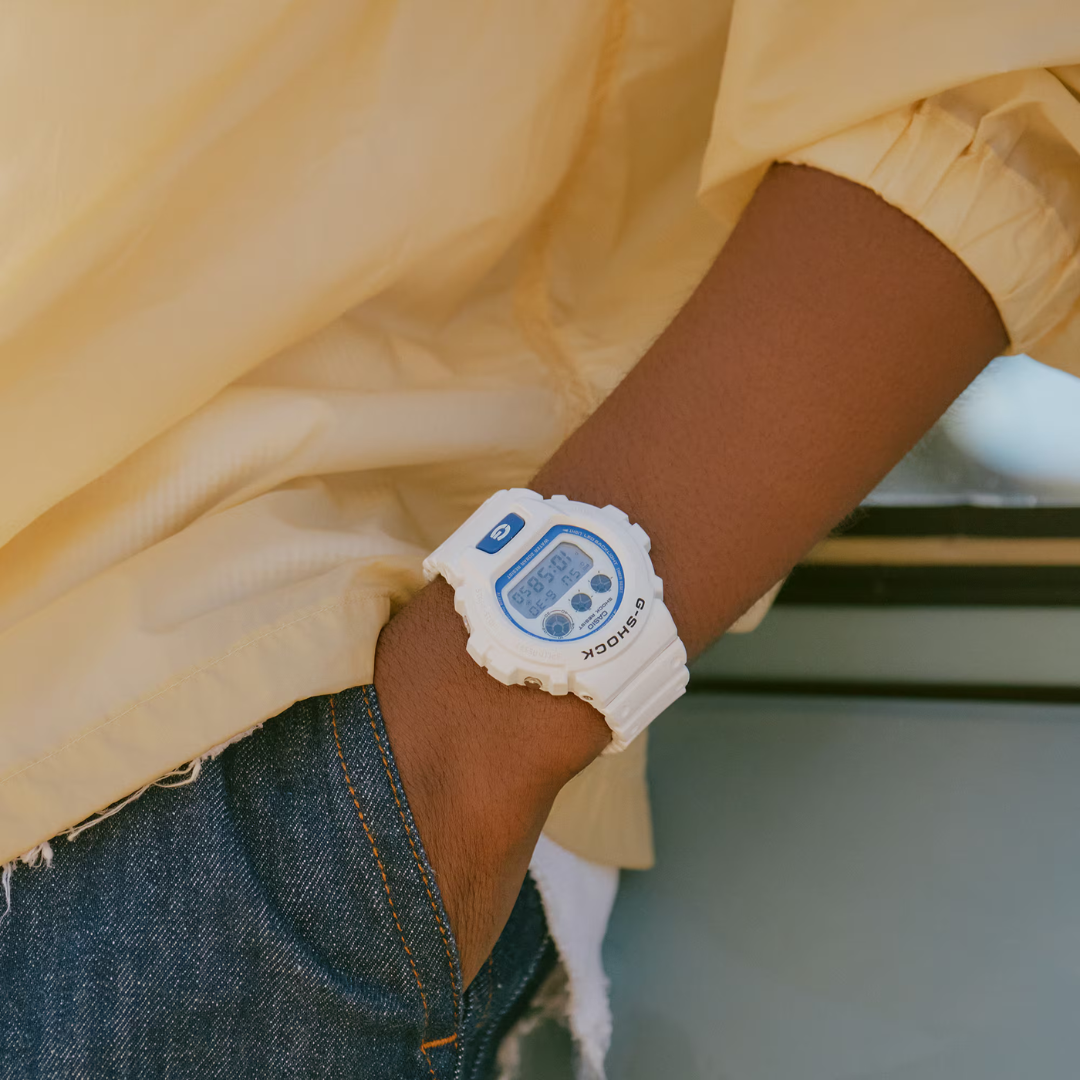 Orologio Daniel Wellington Classic Roman Numerals Date Black Croc Belly Silver. Il Classic Roman Numerals Date Black Croc Belly Silver e' una raffinata evoluzione del nostro orologio Classic. La cassa da 40 mm in acciaio inossidabile 316L lucido color argento incornicia un quadrante bianco opaco con audaci numeri romani, un cerchio interno leggermente impresso e un datario accuratamente posizionato a ore 6. Le sorprendenti lancette blu creano un vivido contrasto che rimane elegante e discreto.
