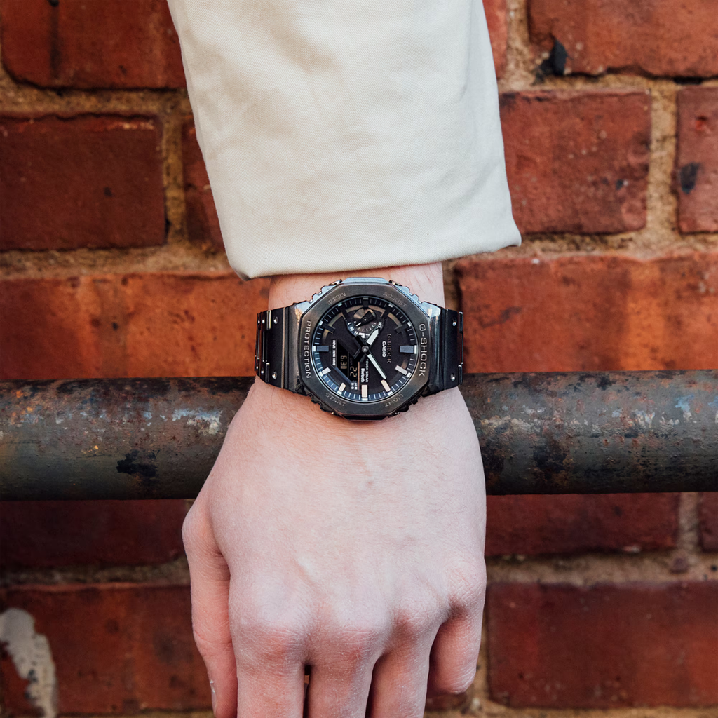 Orologio Daniel Wellington Classic Roman Numerals Date Black Croc Belly Silver. Il Classic Roman Numerals Date Black Croc Belly Silver e' una raffinata evoluzione del nostro orologio Classic. La cassa da 40 mm in acciaio inossidabile 316L lucido color argento incornicia un quadrante bianco opaco con audaci numeri romani, un cerchio interno leggermente impresso e un datario accuratamente posizionato a ore 6. Le sorprendenti lancette blu creano un vivido contrasto che rimane elegante e discreto.