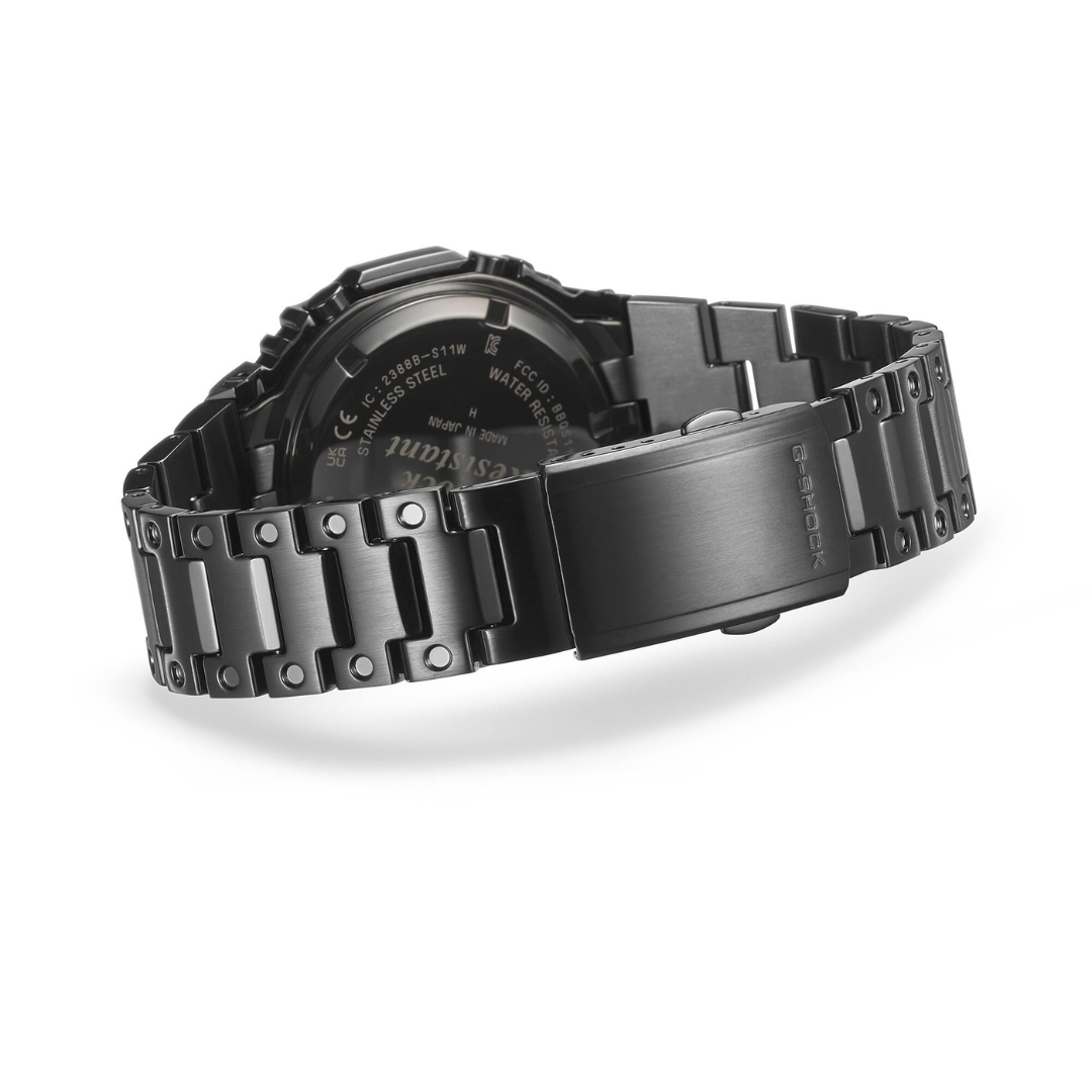 Orologio Daniel Wellington Classic Roman Numerals Date Black Croc Belly Silver. Il Classic Roman Numerals Date Black Croc Belly Silver e' una raffinata evoluzione del nostro orologio Classic. La cassa da 40 mm in acciaio inossidabile 316L lucido color argento incornicia un quadrante bianco opaco con audaci numeri romani, un cerchio interno leggermente impresso e un datario accuratamente posizionato a ore 6. Le sorprendenti lancette blu creano un vivido contrasto che rimane elegante e discreto.