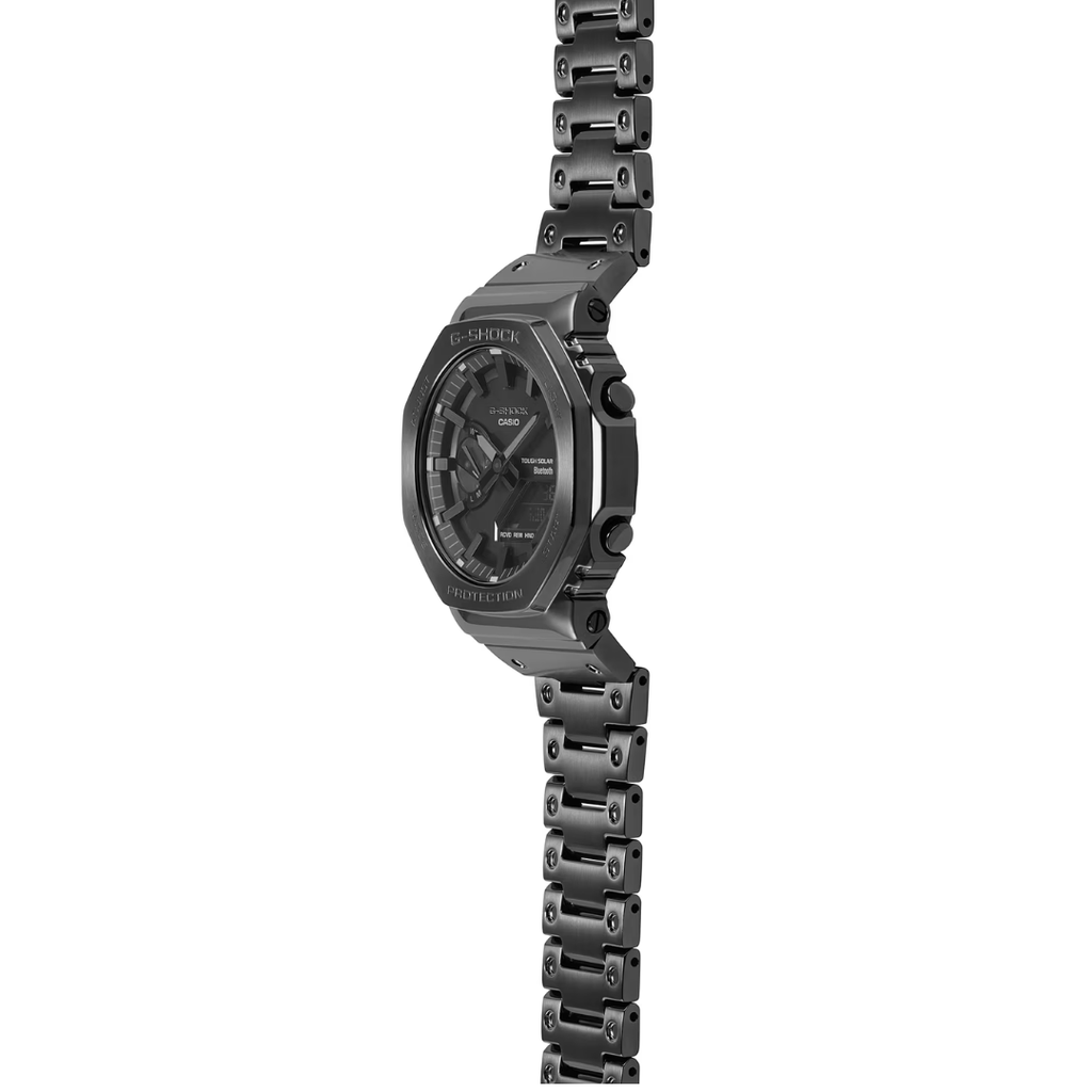 Orologio Daniel Wellington Classic Roman Numerals Date Black Croc Belly Silver. Il Classic Roman Numerals Date Black Croc Belly Silver e' una raffinata evoluzione del nostro orologio Classic. La cassa da 40 mm in acciaio inossidabile 316L lucido color argento incornicia un quadrante bianco opaco con audaci numeri romani, un cerchio interno leggermente impresso e un datario accuratamente posizionato a ore 6. Le sorprendenti lancette blu creano un vivido contrasto che rimane elegante e discreto.