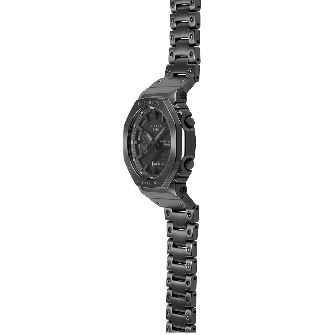 Orologio Daniel Wellington Classic Roman Numerals Date Black Croc Belly Silver. Il Classic Roman Numerals Date Black Croc Belly Silver e' una raffinata evoluzione del nostro orologio Classic. La cassa da 40 mm in acciaio inossidabile 316L lucido color argento incornicia un quadrante bianco opaco con audaci numeri romani, un cerchio interno leggermente impresso e un datario accuratamente posizionato a ore 6. Le sorprendenti lancette blu creano un vivido contrasto che rimane elegante e discreto.