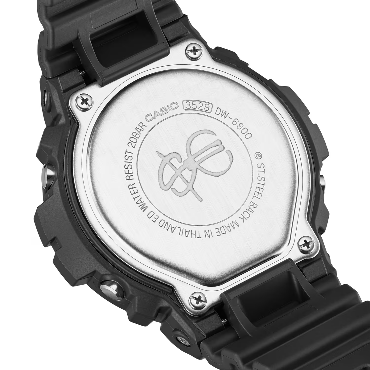 Orologio Daniel Wellington Classic Roman Numerals Date Black Croc Belly Silver. Il Classic Roman Numerals Date Black Croc Belly Silver e' una raffinata evoluzione del nostro orologio Classic. La cassa da 40 mm in acciaio inossidabile 316L lucido color argento incornicia un quadrante bianco opaco con audaci numeri romani, un cerchio interno leggermente impresso e un datario accuratamente posizionato a ore 6. Le sorprendenti lancette blu creano un vivido contrasto che rimane elegante e discreto.