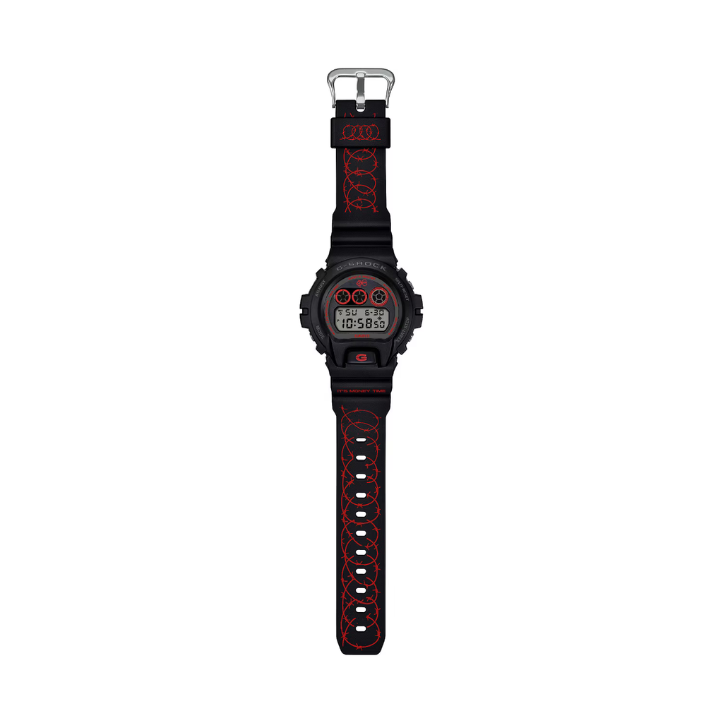 Orologio Daniel Wellington Classic Roman Numerals Date Black Croc Belly Silver. Il Classic Roman Numerals Date Black Croc Belly Silver e' una raffinata evoluzione del nostro orologio Classic. La cassa da 40 mm in acciaio inossidabile 316L lucido color argento incornicia un quadrante bianco opaco con audaci numeri romani, un cerchio interno leggermente impresso e un datario accuratamente posizionato a ore 6. Le sorprendenti lancette blu creano un vivido contrasto che rimane elegante e discreto.