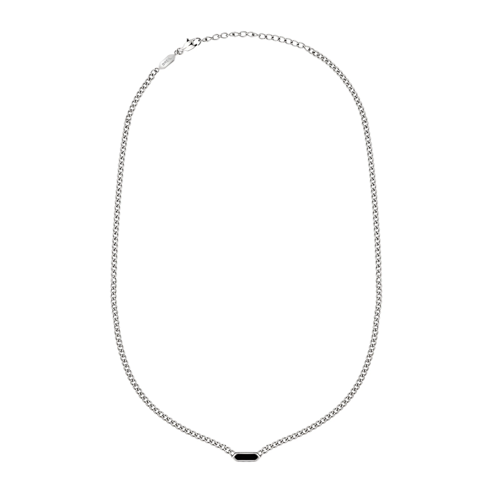 Collana uomo Stylize in acciaio Breil con catena groumette e un elemento centrale esagonale che racchiude una pietra di agata nera, pietra naturale che rende ogni pezzo leggermente diverso dall'altro per venature e riflessi.