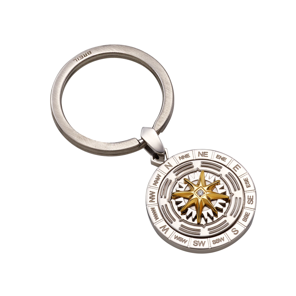 Portachiavi Primal Compass in acciaio Breil con lo stesso pendente Rosa dei Venti della collana TJ4169, qui ingrandito a 2,6 cm per una migliore leggibilita' sul portachiavi rispetto ai 2 cm della versione da collo.