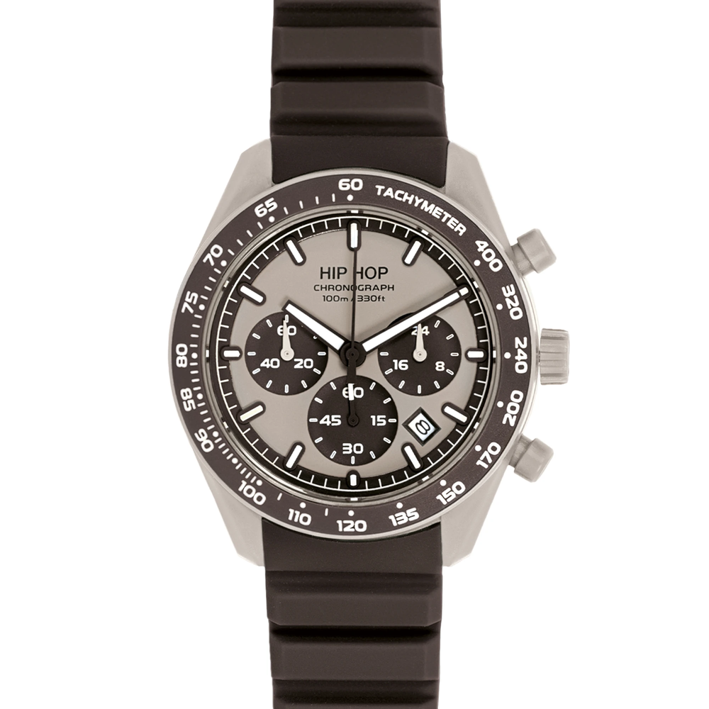 XT10 e' il cronografo Hip Hop con cassa da 42 mm in policarbonato e fiberglass, progettato per chi desidera un orologio sportivo leggero, resistente e performante da indossare ogni giorno.